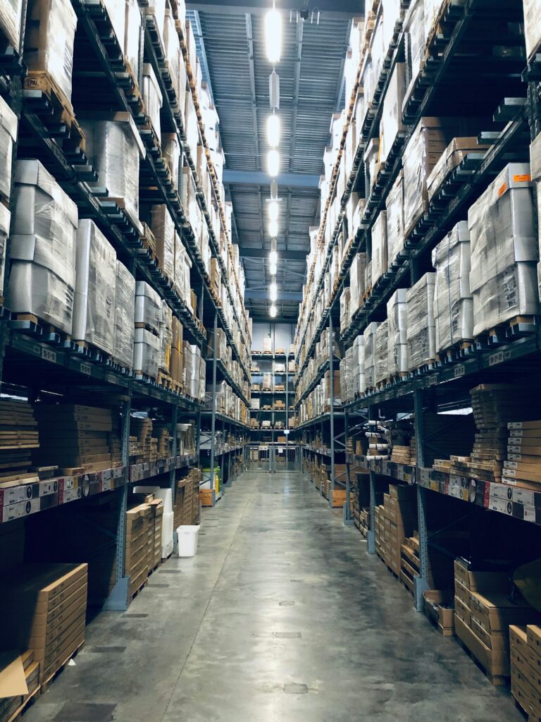 Magazyn logistyczny z paczkami