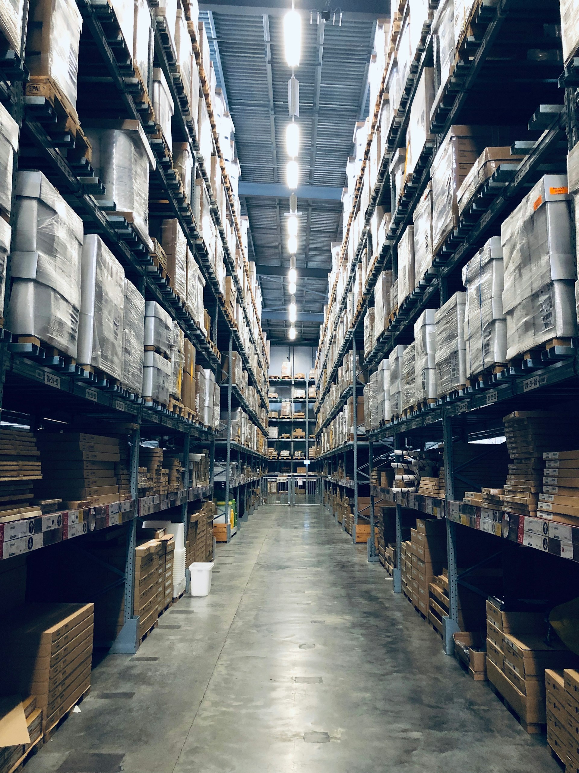 Magazyn logistyczny z paczkami